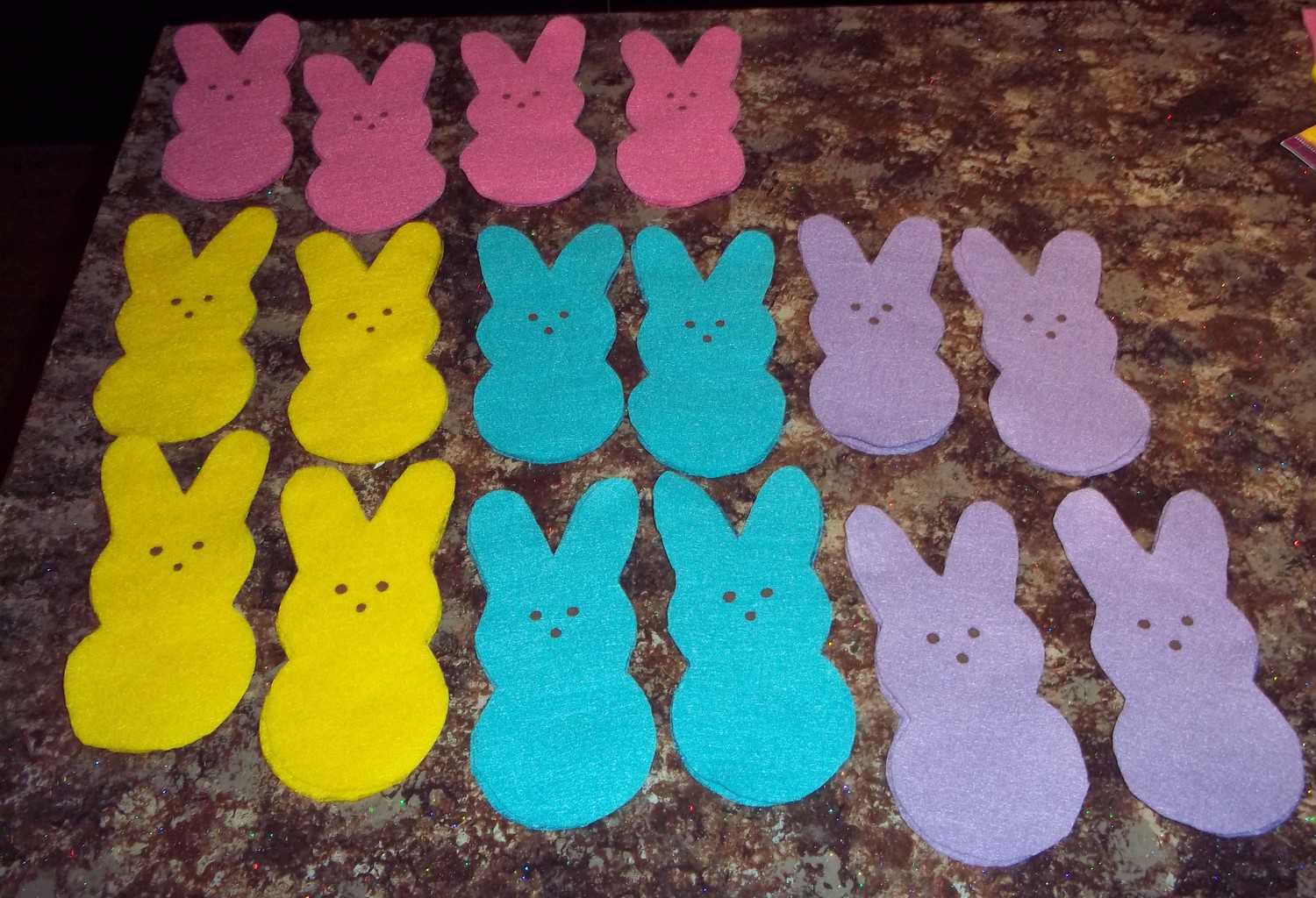 Follow this easy Peeps craft tutorial to make your own Peeps bunny banner or use the free printable pattern to create your own Easter Peeps craft ideas.