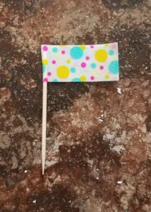 DIY cupcake toppers tutorial for you baby shower party. Easy and fast idea to make your own cupcake toppers.