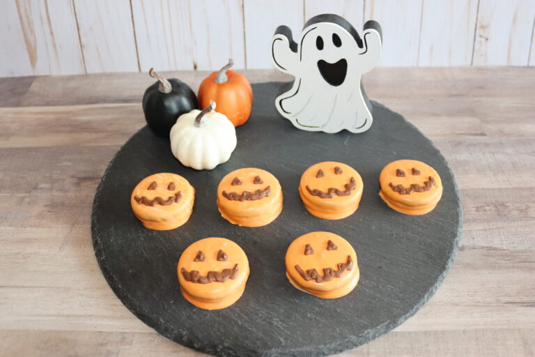 CUTE Chocolate Covered Halloween Oreos (Jack O’ Lantern Cookies)