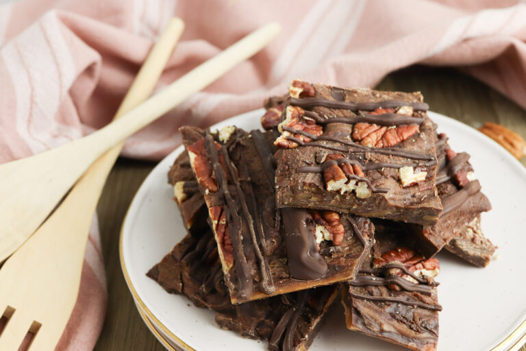 Quick & EASY 3 Ingredient Turtle Christmas Chocolate Bark Recipe